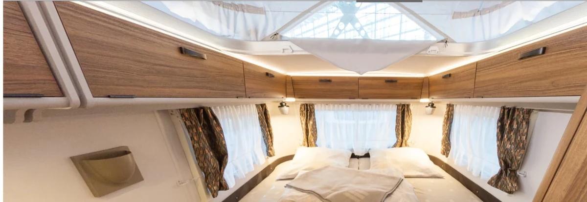 Two longitudinal single beds inside the ERIBA Touring 542